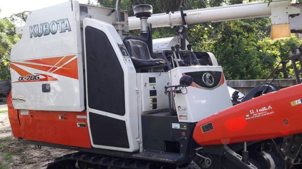ขายรถเกี่ยวข้าวคูโบต้า  DC 70 g   สภาพสวย  ราคา  525,000  รถพร้อมใช้