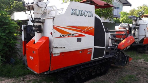 ขายรถเกี่ยวข้าวคูโบต้า  DC 70 g   สภาพสวย  ราคา  525,000  รถพร้อมใช้