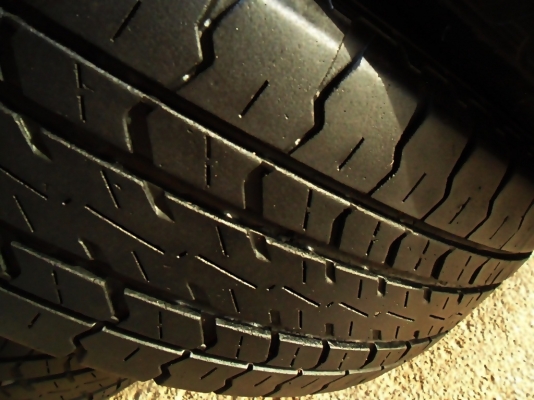 ยางกระบะขอบ15 ไฟร์สโตน215-70-R15 ลงพื้นปี15 (4เส้น 3,800)