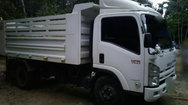 รถอีซุซุ 6 ล้อดั้ม NPR 150 แรงม้า ปี 56. , ( รถวิ่ง 1xx,xxx กม. ) สนใจติดต่อ 081 - 6079515