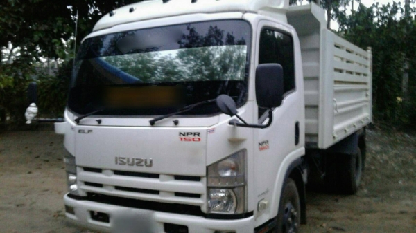 รถอีซุซุ 6 ล้อดั้ม NPR 150 แรงม้า ปี 56. , ( รถวิ่ง 1xx,xxx กม. ) สนใจติดต่อ 081 - 6079515