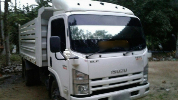 รถอีซุซุ 6 ล้อดั้ม NPR 150 แรงม้า ปี 56. , ( รถวิ่ง 1xx,xxx กม. ) สนใจติดต่อ 081 - 6079515