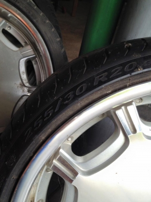 ขายล้อแม็กซ์โตๆ ขนาด 20" เอาไปล้างสะหน่อย โครเมี่ยมเงาวับจนแสบตาเลย สภาพดีไม่คดไม่ดุ้ง ไม่แตก ล้อแม็กซ์นอก ใส่5รู (รูขนาดเดียวกันกับ Honda Accord) ขายพร้อมยาง สภาพใช้งานได้ ทั้งหมดราคา 16,500.-บาท สนใจอย่าช้า โทรมา