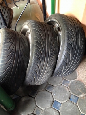 ขายล้อแม็กซ์โตๆ ขนาด 20" เอาไปล้างสะหน่อย โครเมี่ยมเงาวับจนแสบตาเลย สภาพดีไม่คดไม่ดุ้ง ไม่แตก ล้อแม็กซ์นอก ใส่5รู (รูขนาดเดียวกันกับ Honda Accord) ขายพร้อมยาง สภาพใช้งานได้ ทั้งหมดราคา 16,500.-บาท สนใจอย่าช้า โทรมา