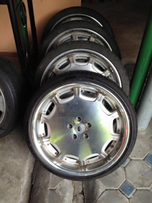 ขายล้อแม็กซ์โตๆ ขนาด 20" เอาไปล้างสะหน่อย โครเมี่ยมเงาวับจนแสบตาเลย สภาพดีไม่คดไม่ดุ้ง ไม่แตก ล้อแม็กซ์นอก ใส่5รู (รูขนาดเดียวกันกับ Honda Accord) ขายพร้อมยาง สภาพใช้งานได้ ทั้งหมดราคา 16,500.-บาท สนใจอย่าช้า โทรมา