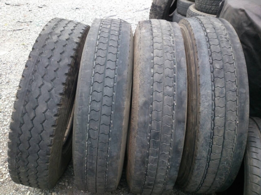 ขายยาง 900R20 พร้อมยางในยางรอง บริดสโตน 1 เส้น  มิชลิน 3 เส้น ยางปี15 สวยๆ จำนวน 4 ชุด