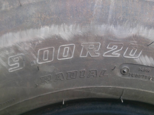 ขายยาง 900R20 พร้อมยางในยางรอง บริดสโตน 1 เส้น  มิชลิน 3 เส้น ยางปี15 สวยๆ จำนวน 4 ชุด