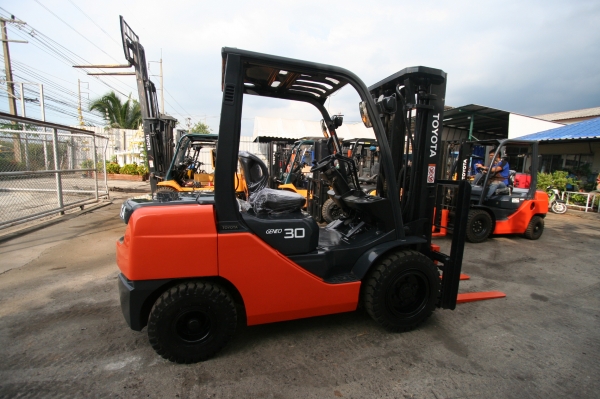 โฟล์คลิฟท์TOYOTA รุ่น 8 ยก3 ตัน สูง 4.7 เมตร เสาเข้าตู้ งาสไลด์ซ้าย ขวา ได้ เกียร์ออโต้ ดีเซลเครื่องเกียร์ดีมากๆๆ ติดตั้งงาเทแทนงาสไลด์ได้ ราคา 450,000 บาท 094-4267888 จะเด็ด