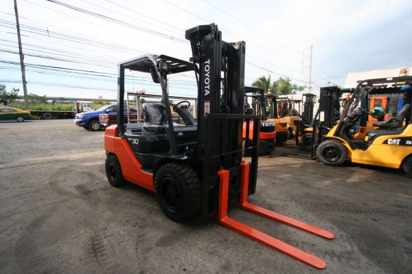 โฟล์คลิฟท์TOYOTA รุ่น 8 ยก3 ตัน สูง 4.7 เมตร เสาเข้าตู้ งาสไลด์ซ้าย ขวา ได้ เกียร์ออโต้ ดีเซลเครื่องเกียร์ดีมากๆๆ ติดตั้งงาเทแทนงาสไลด์ได้ ราคา 450,000 บาท 094-4267888 จะเด็ด