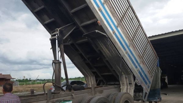 ขายรถ10ล้อ ดั้มเดก้า270 ปี47 ยูโรทู รถสวยสภาพดี รถบ้านใช้งานอยู่ เอกสารถูกต้อง เล่มทะเบียนพร้อมโอน ราคา1,400,000 สนใจโทร 090-8588220คุณนะ 093-3258446คุณบิว หรือเข้าดูสินค้าอื่นๆได้ที่ www.narong2truck.com หรือ www.truck.in.th/498 หรือเพจFacebook ณรงค์ ซื้