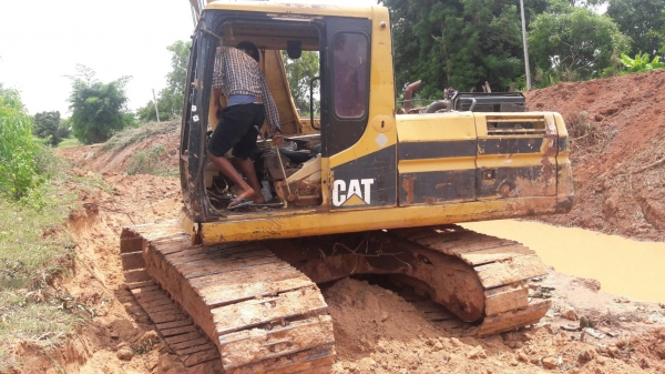 ขาย 495,000 CAT 320 V 1 เครื่องดี ปั้มแรง ไฟฟ้าตัด ช่วงล่างดี รถทำงานอยู่ 090-772-3710 090-772-3708