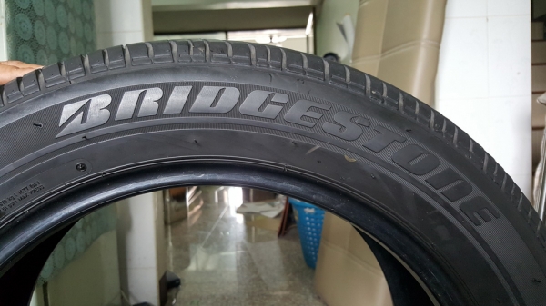 ขายยาง Bridgestone Turanza ER33 215/55R17 CNB 3112 จำนวน 4 เส้น (ตำหนิ 1 เส้น) ราคา 3200 บาท ติดต่อ เอก 089-7400615