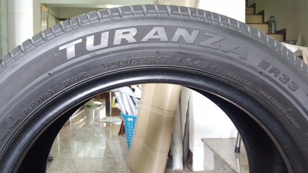 ขายยาง Bridgestone Turanza ER33 215/55R17 CNB 3112 จำนวน 4 เส้น (ตำหนิ 1 เส้น) ราคา 3200 บาท ติดต่อ เอก 089-7400615