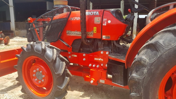 ขายคูโบต้าM7040พร้อมใบดันหน้าเเละผาน7cmtราคา480,000ต่อรองได้มีบริการจัดส่ง