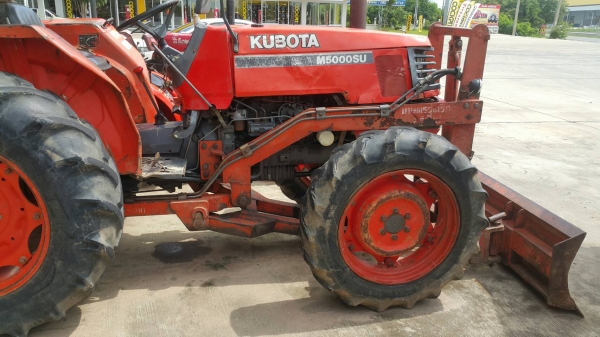 ขายด่วน KUBOTA  M 5000 SU   ใช้ดีทุกระบบ พร้อม อุปกรณ์ดันหน้า ผาน 6 เดิมๆ.