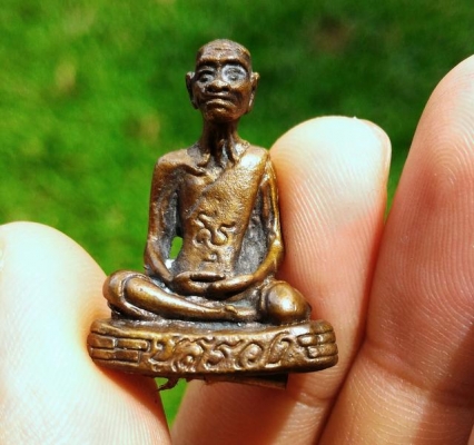 หลวงปู่สรวง ออยเตียนสลูน ลอยองค์ เนื้อสัตตะโลหะ ฝังตะกรุดและจีวร ตอกโค๊ด 2จุด วัดทุ่งเขมร หลวงปู่เสกเดี่ยว สวยคราบเก่าเก็บ