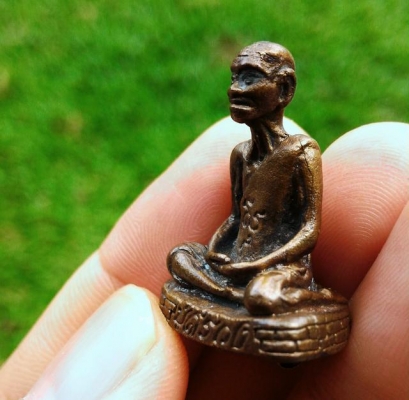 หลวงปู่สรวง ออยเตียนสลูน ลอยองค์ เนื้อสัตตะโลหะ ฝังตะกรุดและจีวร ตอกโค๊ด 2จุด วัดทุ่งเขมร หลวงปู่เสกเดี่ยว สวยคราบเก่าเก็บ