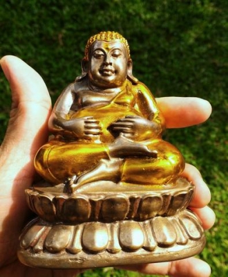 หลวงปู่ดู่ พรหมปัญโญ พระสังกัจจายน์ปี 2530 เนื้อทองเหลืองขัดเงา ตอกโค๊ดที่หลัง จานยันต์หลัง ใต้ฐานบรรจุจีวร ลูกแก้วจักรพรรดิ์ พระเหนือพรหม และแผ่นตะกรุดยันต์ ครบสูตร ขนาดหน้าตัก 3.5นิ้ว สูง 4นิ้ว สภาพสวยเก่าเก็บแบบนี้หายากแล้วครับ