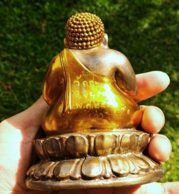 หลวงปู่ดู่ พรหมปัญโญ พระสังกัจจายน์ปี 2530 เนื้อทองเหลืองขัดเงา ตอกโค๊ดที่หลัง จานยันต์หลัง ใต้ฐานบรรจุจีวร ลูกแก้วจักรพรรดิ์ พระเหนือพรหม และแผ่นตะกรุดยันต์ ครบสูตร ขนาดหน้าตัก 3.5นิ้ว สูง 4นิ้ว สภาพสวยเก่าเก็บแบบนี้หายากแล้วครับ