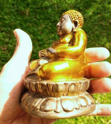 หลวงปู่ดู่ พรหมปัญโญ พระสังกัจจายน์ปี 2530 เนื้อทองเหลืองขัดเงา ตอกโค๊ดที่หลัง จานยันต์หลัง ใต้ฐานบรรจุจีวร ลูกแก้วจักรพรรดิ์ พระเหนือพรหม และแผ่นตะกรุดยันต์ ครบสูตร ขนาดหน้าตัก 3.5นิ้ว สูง 4นิ้ว สภาพสวยเก่าเก็บแบบนี้หายากแล้วครับ