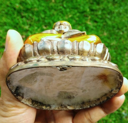 หลวงปู่ดู่ พรหมปัญโญ พระสังกัจจายน์ปี 2530 เนื้อทองเหลืองขัดเงา ตอกโค๊ดที่หลัง จานยันต์หลัง ใต้ฐานบรรจุจีวร ลูกแก้วจักรพรรดิ์ พระเหนือพรหม และแผ่นตะกรุดยันต์ ครบสูตร ขนาดหน้าตัก 3.5นิ้ว สูง 4นิ้ว สภาพสวยเก่าเก็บแบบนี้หายากแล้วครับ