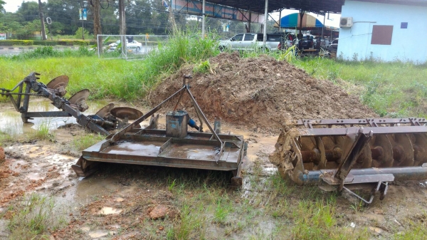 ขายรถไถ FORD 6600 อุปกรณ์5ชิ้น 1.ดันหน้า 2.ผาน7 CMT 3.ตัวจัดหญ้า 4.เจาะหลุม 5.ผา3 ราคา 390,000  มีบริการขนส่งทั่วไทย DC Tractor Rayong 0818618678,0899347475 https://www.facebook.com/DC-Tractor-Rayong-307154532717928/shop?ref=page_internal&amp;rid=30715453