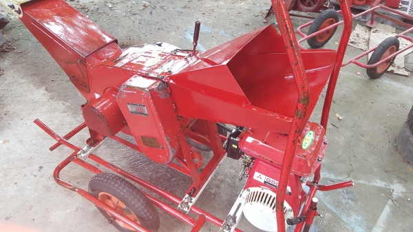 เครื่องย่อยกิ่งไม้ พร้อมใช้งาน ปรับสภาพแล้วพ่นตัวหยุดสนิมเหล็กทับพร้อมใช้งาน เครื่องย่อยกิ่งไม้ พร้อมใช้งาน ปรับสภาพแล้วพ่นตัวหยุดสนิมเหล็กทับพร้อมใช้งาน