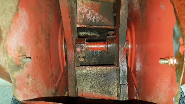 เครื่องย่อยกิ่งไม้ พร้อมใช้งาน ปรับสภาพแล้วพ่นตัวหยุดสนิมเหล็กทับพร้อมใช้งาน เครื่องย่อยกิ่งไม้ พร้อมใช้งาน ปรับสภาพแล้วพ่นตัวหยุดสนิมเหล็กทับพร้อมใช้งาน