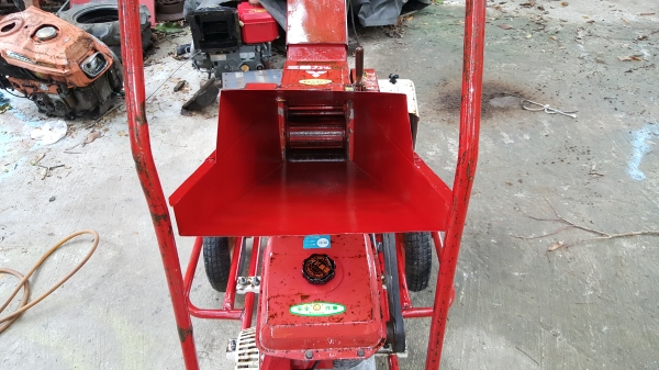 เครื่องย่อยกิ่งไม้ พร้อมใช้งาน ปรับสภาพแล้วพ่นตัวหยุดสนิมเหล็กทับพร้อมใช้งาน เครื่องย่อยกิ่งไม้ พร้อมใช้งาน ปรับสภาพแล้วพ่นตัวหยุดสนิมเหล็กทับพร้อมใช้งาน