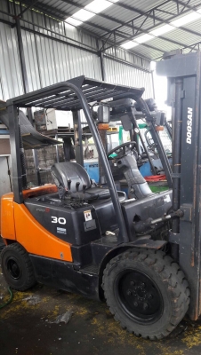 ขายรถยกโฟร์คลิฟท์ดีเซล 3ตัน ขายรถยกโฟร์คลิฟท์ดีเซล 3ตัน