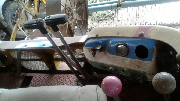 ขาย รถเกี่ยวข้าว เกษตรพัฒนา รุ่นจ้าวช้างไวไฟ อุ้ม 2.5 ตัน ช่วงล่าง 12 HT เครื่อง 6D17 195 แรงม้า ราคาคุยกันได้ครับ