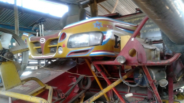 ขาย รถเกี่ยวข้าว เกษตรพัฒนา รุ่นจ้าวช้างไวไฟ อุ้ม 2.5 ตัน ช่วงล่าง 12 HT เครื่อง 6D17 195 แรงม้า ราคาคุยกันได้ครับ