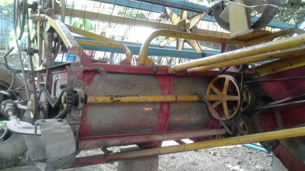 ขาย รถเกี่ยวข้าว เกษตรพัฒนา รุ่นจ้าวช้างไวไฟ อุ้ม 2.5 ตัน ช่วงล่าง 12 HT เครื่อง 6D17 195 แรงม้า ราคาคุยกันได้ครับ