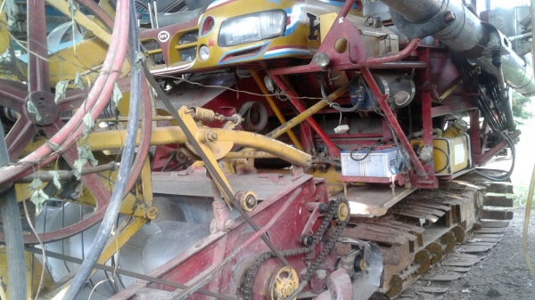 ขาย รถเกี่ยวข้าว เกษตรพัฒนา รุ่นจ้าวช้างไวไฟ อุ้ม 2.5 ตัน ช่วงล่าง 12 HT เครื่อง 6D17 195 แรงม้า ราคาคุยกันได้ครับ