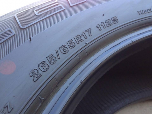 ยาง Bridgstone 265-65-17 ปี 15 ครบชุด 4 เส้น 8000  สภาพสวยๆไม่มีปะไม่บวมไม่กินข้างดอกยางเหลือเยอะเอาไปวิ่งกันใด้อีกยาวค่ะ