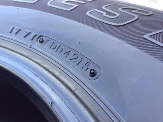 ยาง Bridgstone 265-65-17 ปี 15 ครบชุด 4 เส้น 8000  สภาพสวยๆไม่มีปะไม่บวมไม่กินข้างดอกยางเหลือเยอะเอาไปวิ่งกันใด้อีกยาวค่ะ