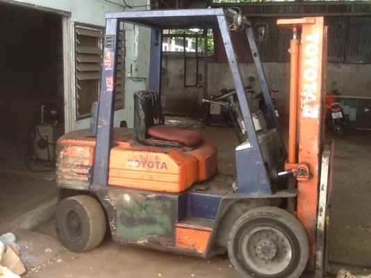 ฝากขายถูกๆครับ รถยกโตโยต้ารุ่น 5 ยก 2.5 ตัน เสาสูง 3 เมตร เข้าตู้ เครื่องดีเซล เกียร์ออโต้