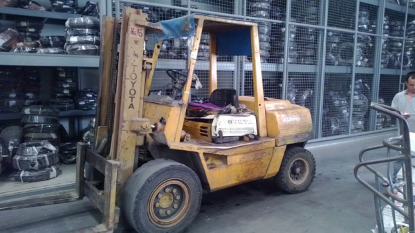 ฝายขายครับรถคาถูกๆ รถยกโตโยต้ารุ่น 4 น้ำหนักยก 4 ตัน เครื่องดีเซล เกียร์ธรรมดา เสาสูง 3 เมตร