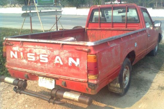 ขาย DATSUN 720  เครื่องดีเซลsd23 เครื่องดี คลัชชีสวย สีไม่สวยต้องเก็บสี ในกะบะมีผุนิดหน่อย