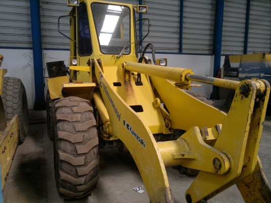 รถตักล้อยาง KAWASAKI 60ZIV-2 เครื่องดี รถสวยครับ ใช้งานได้เลย แอร์เย็น มีใบอินวอย มาแล้วครับ เชิญมาทดสอบได้แล้ว ราคาถูกครับ ติดต่อ มานะ 085-9049669