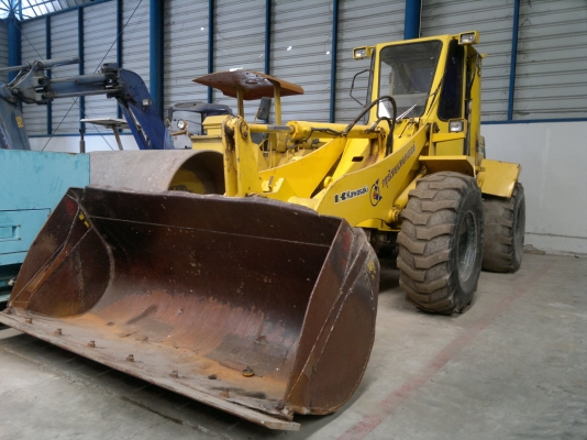 รถตักล้อยาง KAWASAKI 60ZIV-2 เครื่องดี รถสวยครับ ใช้งานได้เลย แอร์เย็น มีใบอินวอย มาแล้วครับ เชิญมาทดสอบได้แล้ว ราคาถูกครับ ติดต่อ มานะ 085-9049669