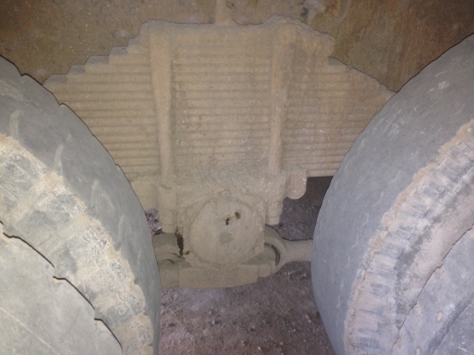 HINO F18 - 185 HP HO7C รถโม่ปูน สิบล้อ 2 เพลา สภาพดีพร้อมใช้งานได้เลยครับ โม่ปูนแบบโซ่ ปั๊มใหม่เอี่ยม ใช้งานได้ดีไม่มีปัญหา เครื่องแน่นแรงดี ภายในเก๋งคอนโซลครบ พวงมาลัยเพาเวอร์ ช่วงล่าง 2 เพลาแท้คัชซีสวยไม่มีแตกไม่มีบวม ยางสภาพดี 60\% พร้อมใช้งาน เอกสารเล่