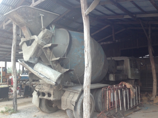 HINO F18 - 185 HP HO7C รถโม่ปูน สิบล้อ 2 เพลา สภาพดีพร้อมใช้งานได้เลยครับ โม่ปูนแบบโซ่ ปั๊มใหม่เอี่ยม ใช้งานได้ดีไม่มีปัญหา เครื่องแน่นแรงดี ภายในเก๋งคอนโซลครบ พวงมาลัยเพาเวอร์ ช่วงล่าง 2 เพลาแท้คัชซีสวยไม่มีแตกไม่มีบวม ยางสภาพดี 60\% พร้อมใช้งาน เอกสารเล่