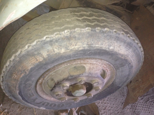 HINO F18 - 185 HP HO7C รถโม่ปูน สิบล้อ 2 เพลา สภาพดีพร้อมใช้งานได้เลยครับ โม่ปูนแบบโซ่ ปั๊มใหม่เอี่ยม ใช้งานได้ดีไม่มีปัญหา เครื่องแน่นแรงดี ภายในเก๋งคอนโซลครบ พวงมาลัยเพาเวอร์ ช่วงล่าง 2 เพลาแท้คัชซีสวยไม่มีแตกไม่มีบวม ยางสภาพดี 60\% พร้อมใช้งาน เอกสารเล่