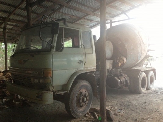 HINO F18 - 185 HP HO7C รถโม่ปูน สิบล้อ 2 เพลา สภาพดีพร้อมใช้งานได้เลยครับ โม่ปูนแบบโซ่ ปั๊มใหม่เอี่ยม ใช้งานได้ดีไม่มีปัญหา เครื่องแน่นแรงดี ภายในเก๋งคอนโซลครบ พวงมาลัยเพาเวอร์ ช่วงล่าง 2 เพลาแท้คัชซีสวยไม่มีแตกไม่มีบวม ยางสภาพดี 60\% พร้อมใช้งาน เอกสารเล่