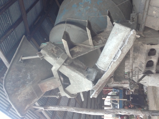 HINO F18 - 185 HP HO7C รถโม่ปูน สิบล้อ 2 เพลา สภาพดีพร้อมใช้งานได้เลยครับ โม่ปูนแบบโซ่ ปั๊มใหม่เอี่ยม ใช้งานได้ดีไม่มีปัญหา เครื่องแน่นแรงดี ภายในเก๋งคอนโซลครบ พวงมาลัยเพาเวอร์ ช่วงล่าง 2 เพลาแท้คัชซีสวยไม่มีแตกไม่มีบวม ยางสภาพดี 60\% พร้อมใช้งาน เอกสารเล่