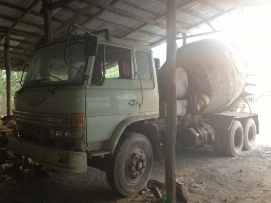 HINO F18 - 185 HP HO7C รถโม่ปูน สิบล้อ 2 เพลา สภาพดีพร้อมใช้งานได้เลยครับ โม่ปูนแบบโซ่ ปั๊มใหม่เอี่ยม ใช้งานได้ดีไม่มีปัญหา เครื่องแน่นแรงดี ภายในเก๋งคอนโซลครบ พวงมาลัยเพาเวอร์ ช่วงล่าง 2 เพลาแท้คัชซีสวยไม่มีแตกไม่มีบวม ยางสภาพดี 60\% พร้อมใช้งาน เอกสารเล่