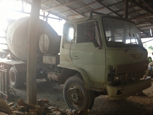 HINO F18 - 185 HP HO7C รถโม่ปูน สิบล้อ 2 เพลา สภาพดีพร้อมใช้งานได้เลยครับ โม่ปูนแบบโซ่ ปั๊มใหม่เอี่ยม ใช้งานได้ดีไม่มีปัญหา เครื่องแน่นแรงดี ภายในเก๋งคอนโซลครบ พวงมาลัยเพาเวอร์ ช่วงล่าง 2 เพลาแท้คัชซีสวยไม่มีแตกไม่มีบวม ยางสภาพดี 60\% พร้อมใช้งาน เอกสารเล่