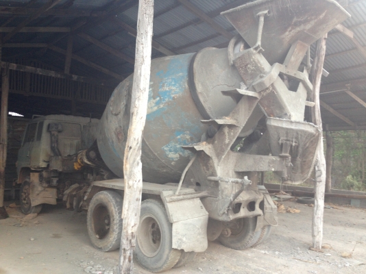 HINO F18 - 185 HP HO7C รถโม่ปูน สิบล้อ 2 เพลา สภาพดีพร้อมใช้งานได้เลยครับ โม่ปูนแบบโซ่ ปั๊มใหม่เอี่ยม ใช้งานได้ดีไม่มีปัญหา เครื่องแน่นแรงดี ภายในเก๋งคอนโซลครบ พวงมาลัยเพาเวอร์ ช่วงล่าง 2 เพลาแท้คัชซีสวยไม่มีแตกไม่มีบวม ยางสภาพดี 60\% พร้อมใช้งาน เอกสารเล่