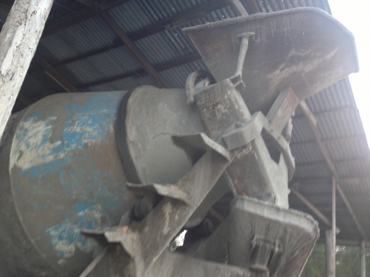 HINO F18 - 185 HP HO7C รถโม่ปูน สิบล้อ 2 เพลา สภาพดีพร้อมใช้งานได้เลยครับ โม่ปูนแบบโซ่ ปั๊มใหม่เอี่ยม ใช้งานได้ดีไม่มีปัญหา เครื่องแน่นแรงดี ภายในเก๋งคอนโซลครบ พวงมาลัยเพาเวอร์ ช่วงล่าง 2 เพลาแท้คัชซีสวยไม่มีแตกไม่มีบวม ยางสภาพดี 60\% พร้อมใช้งาน เอกสารเล่